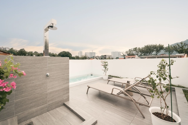 rooftop-pool
